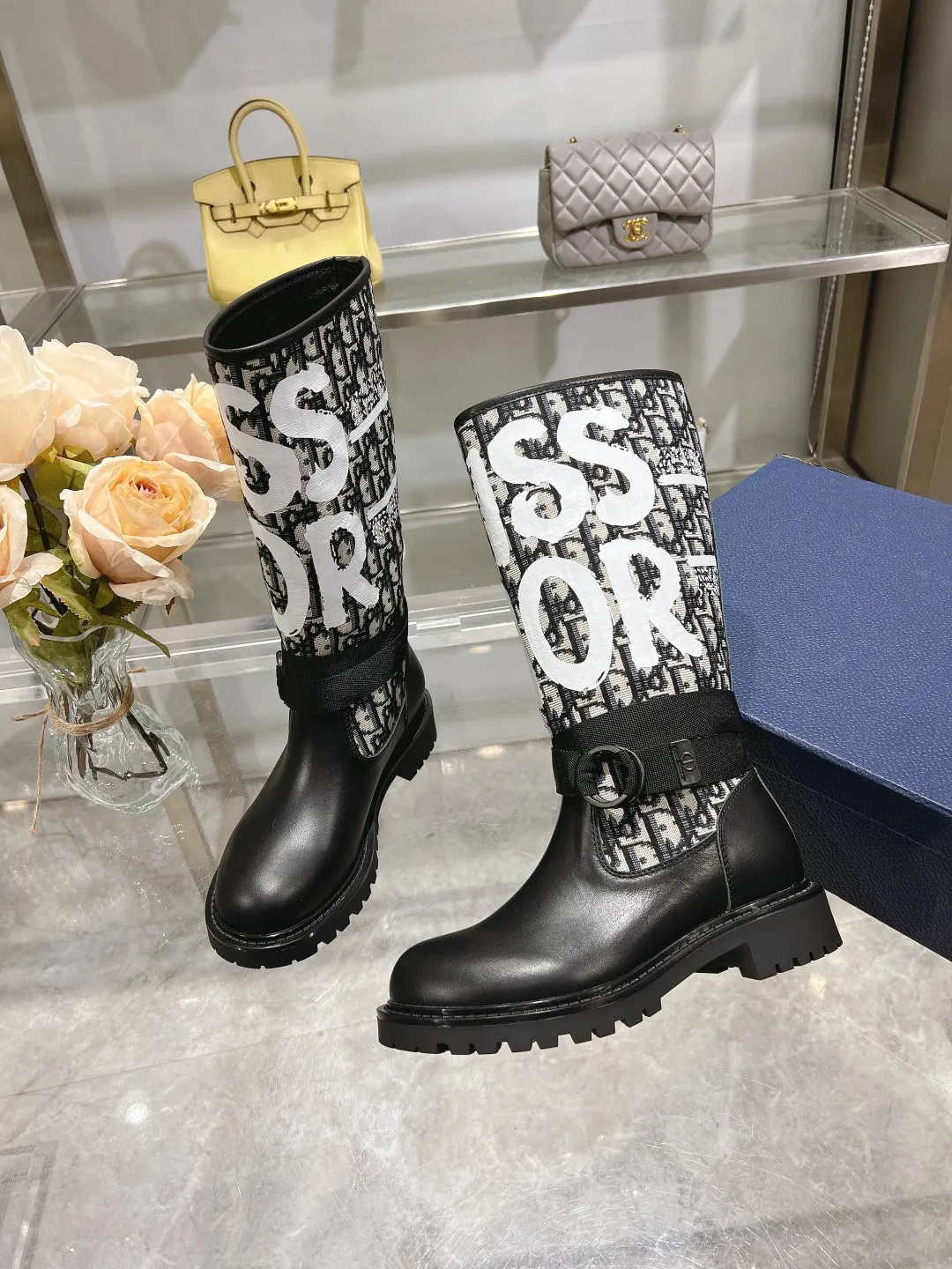 👟👟Ex-factory price 560👟👟 Dior color-blocking new boots for autumn and winter, the latest electric embroidery color-blocking letter logo for autumn and winter, round-toe high-top knight boots for women, Material: first-layer cowhide stitched with electric embroidery fabric, sheepskin lining for feet, original molded TPU outsole Size: 35-40 yards
